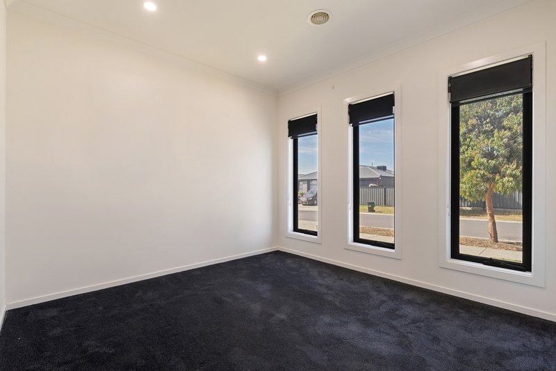 Photo - 42 Riceflower Rise, Wallan VIC 3756 - Image 2