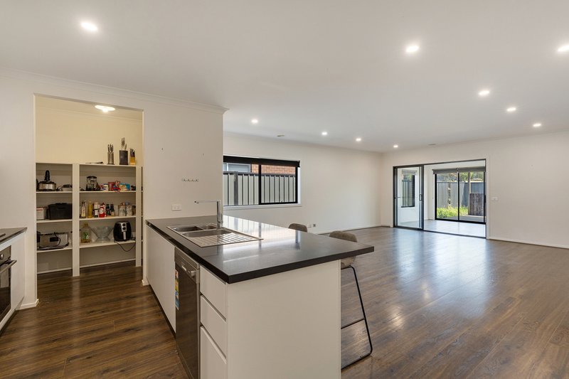 Photo - 42 Riceflower Rise, Wallan VIC 3756 - Image 4
