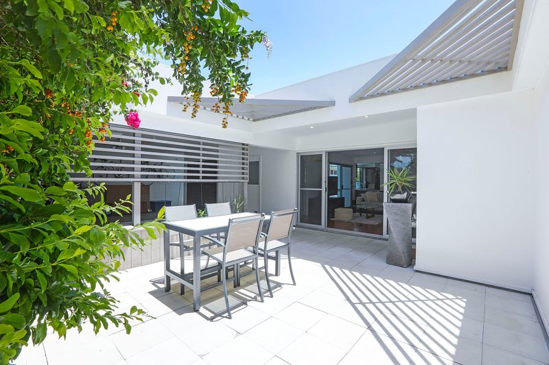 Photo - 42 Savoy Drive, Broadbeach Waters QLD 4218 - Image 2