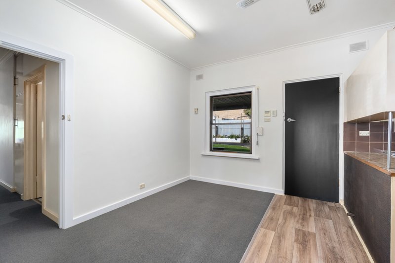 Photo - 42 Seacombe Road, Darlington SA 5047 - Image 4