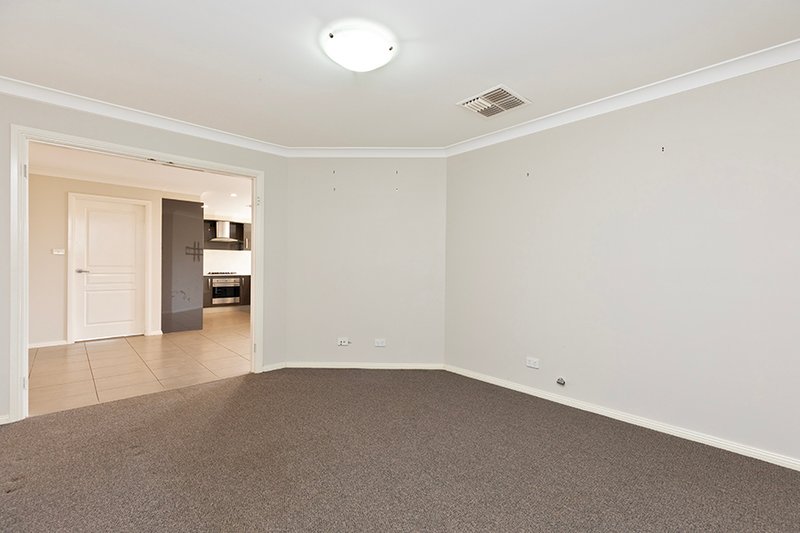 Photo - 42 Semillon Drive, Tamworth NSW 2340 - Image 5