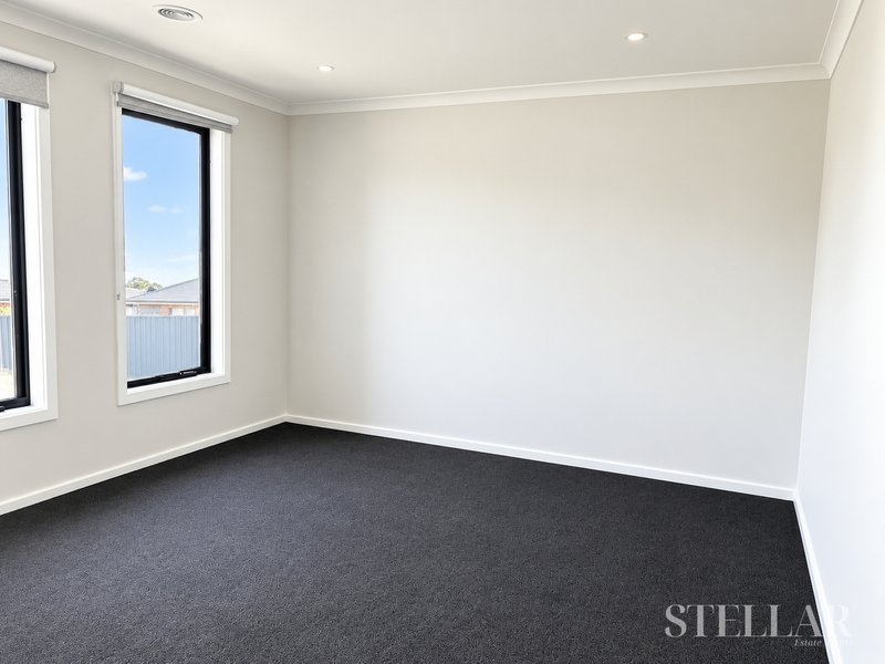 Photo - 42 Shearjoy Loop, Clyde North VIC 3978 - Image 2