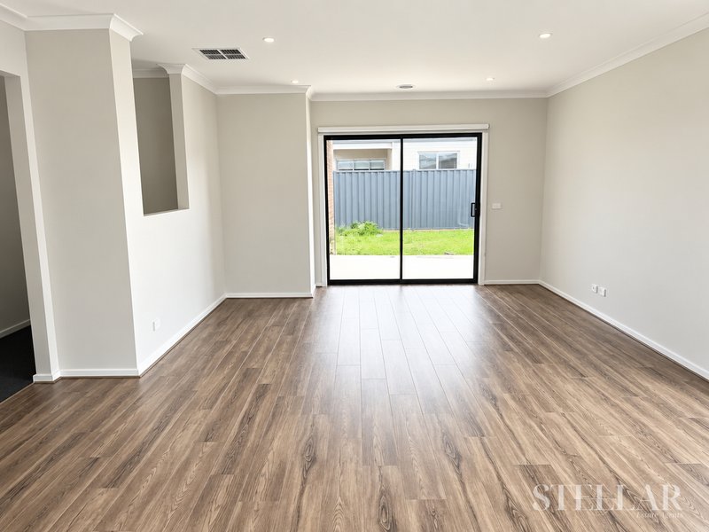 Photo - 42 Shearjoy Loop, Clyde North VIC 3978 - Image 4