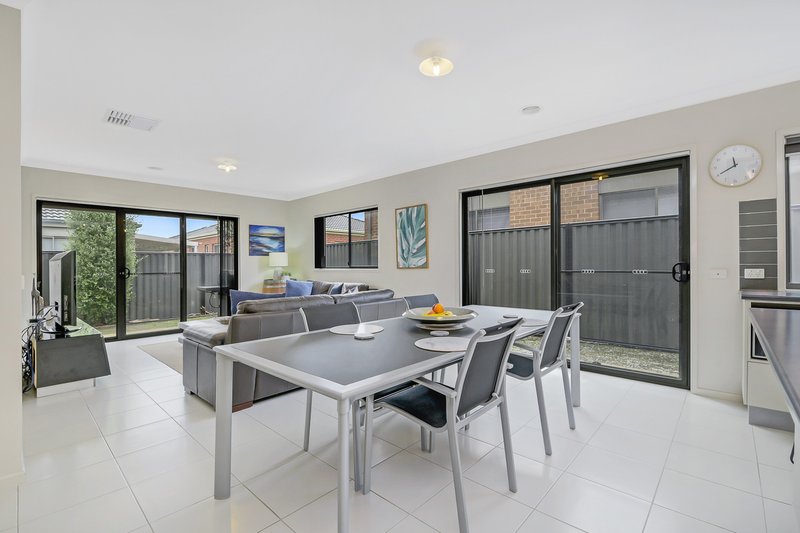 Photo - 42 Sienna Way, Pakenham VIC 3810 - Image 5