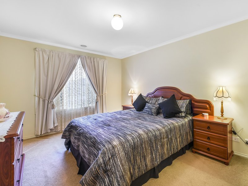 Photo - 42 Von Nida Drive, Cranbourne North VIC 3977 - Image 4