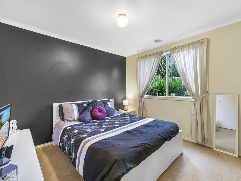 Photo - 42 Von Nida Drive, Cranbourne North VIC 3977 - Image 11