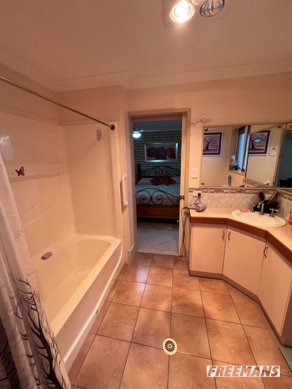 Photo - 42 Windsor Circle, Kingaroy QLD 4610 - Image 14