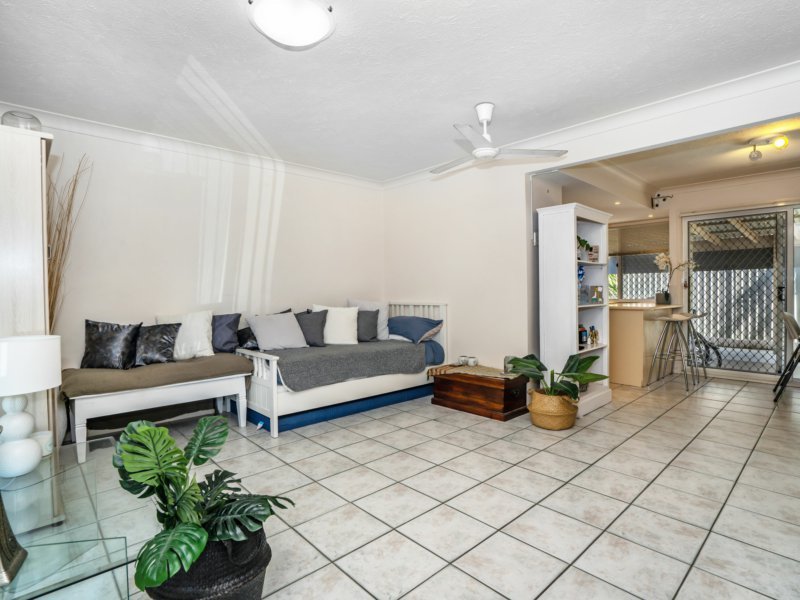 Photo - 4/20 St Kevins Avenue, Benowa QLD 4217 - Image 2