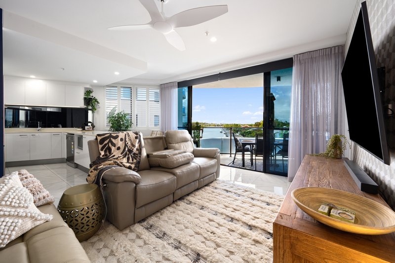 Photo - 4201/5 Harbour Side Court, Biggera Waters QLD 4216 - Image 3