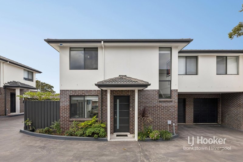 Photo - 4/21 Araluen Avenue, Moorebank NSW 2170 - Image 1