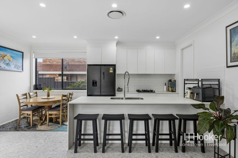 Photo - 4/21 Araluen Avenue, Moorebank NSW 2170 - Image 3
