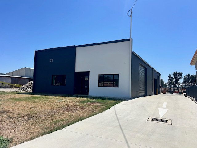 Photo - 4/21 Upfold Street, Bathurst NSW 2795 - Image 1