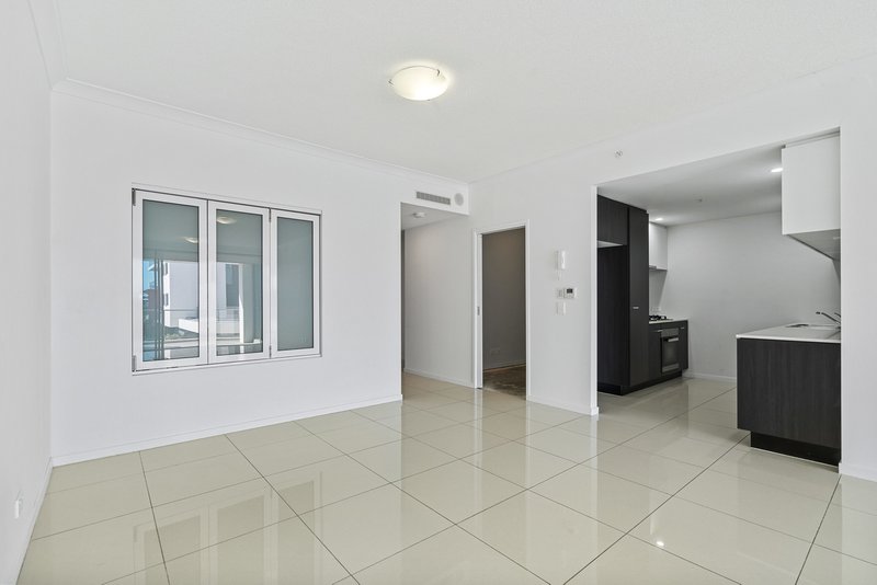 Photo - 4211/25-31 East Quay Drive, Biggera Waters QLD 4216 - Image 5