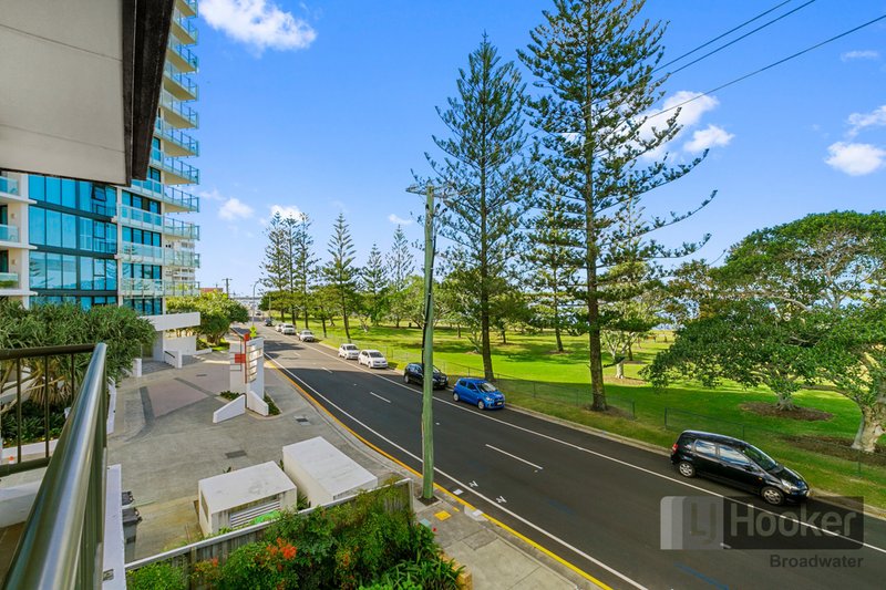 Photo - 4/228 Marine Parade, Labrador QLD 4215 - Image 4