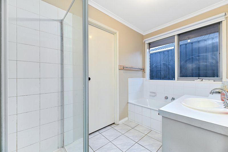 Photo - 43 Amber Drive, Hampton Park VIC 3976 - Image 8