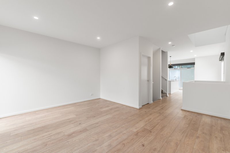 Photo - 43 Anchorage Drive, South Morang VIC 3752 - Image 4