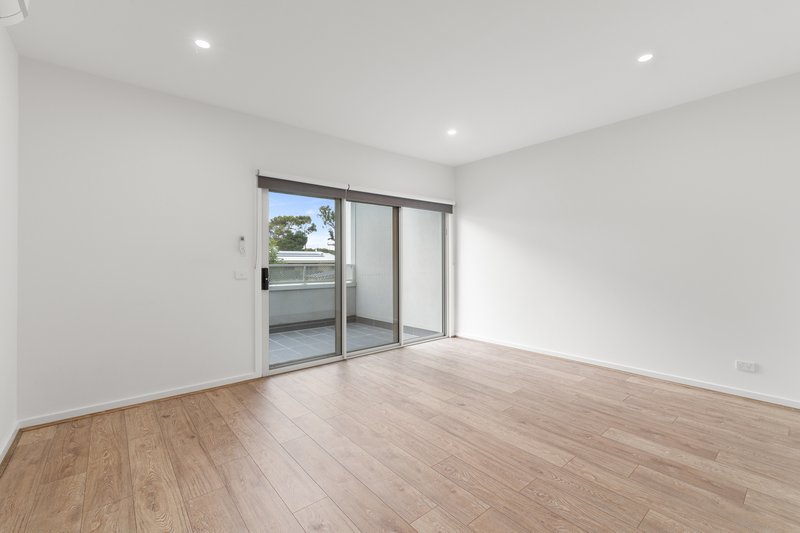 Photo - 43 Anchorage Drive, South Morang VIC 3752 - Image 5