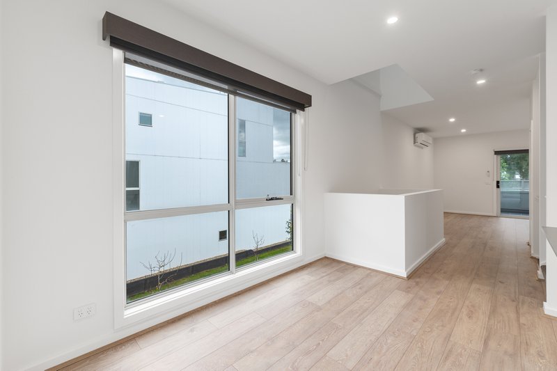 Photo - 43 Anchorage Drive, South Morang VIC 3752 - Image 6