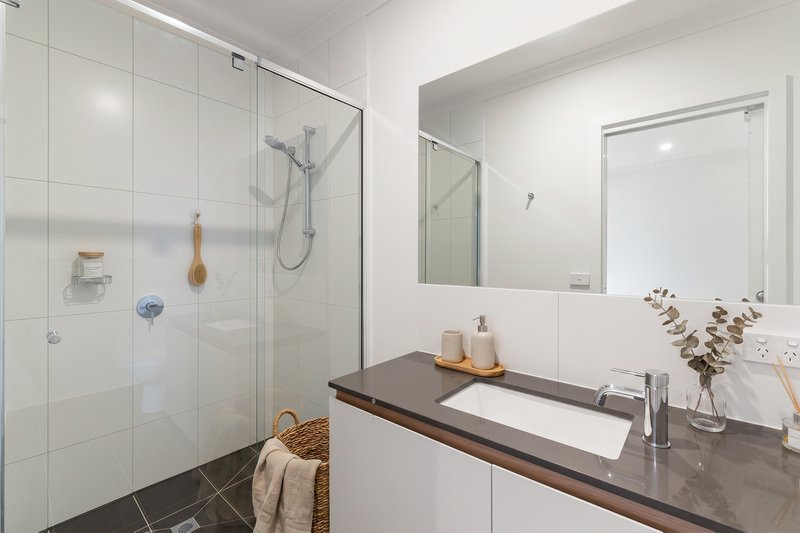 Photo - 43 Anchorage Drive, South Morang VIC 3752 - Image 9