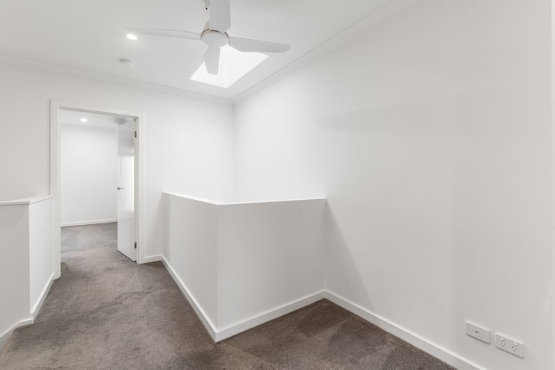 Photo - 43 Anchorage Drive, South Morang VIC 3752 - Image 13