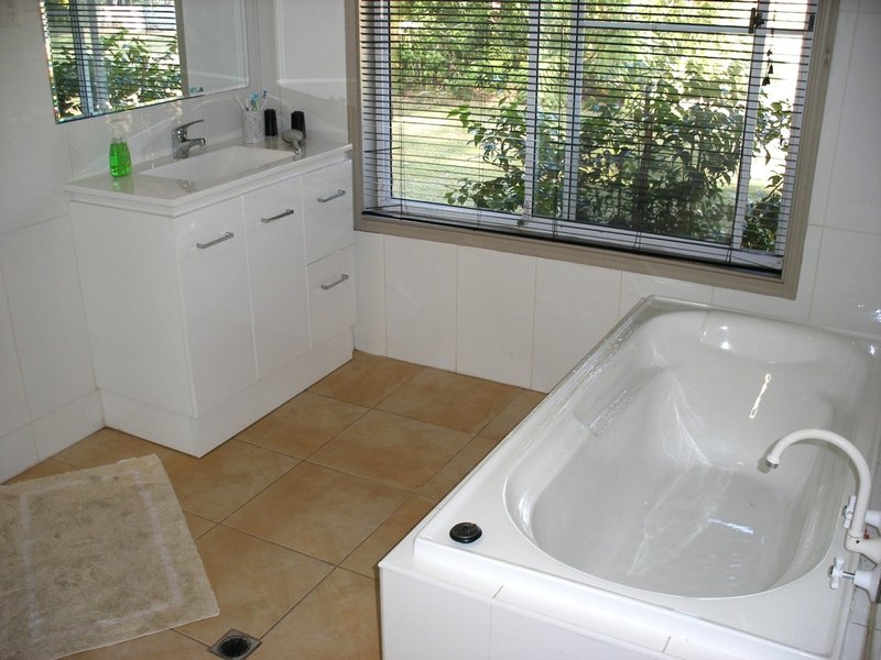 Photo - 43 Campbell Parade, Beachmere QLD 4510 - Image 11
