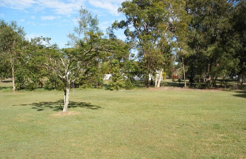 Photo - 43 Campbell Parade, Beachmere QLD 4510 - Image 18
