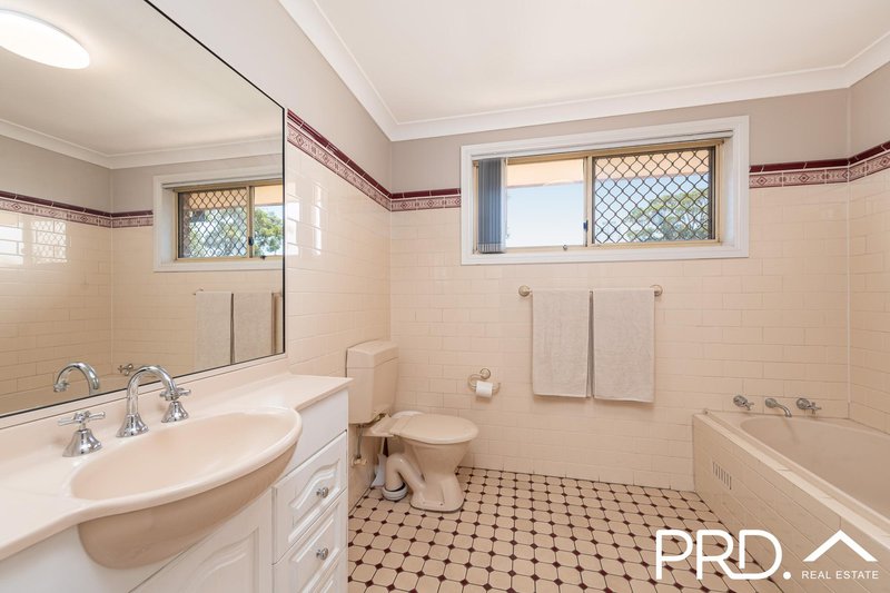 Photo - 4/3 Carinya Place, Moorebank NSW 2170 - Image 7