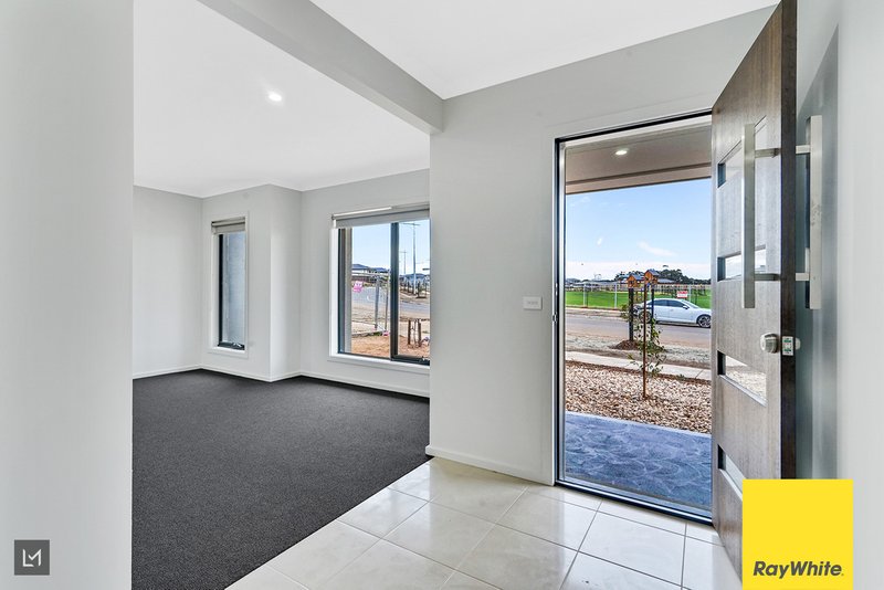 Photo - 43 Clementine Boulevard, Tarneit VIC 3029 - Image 2