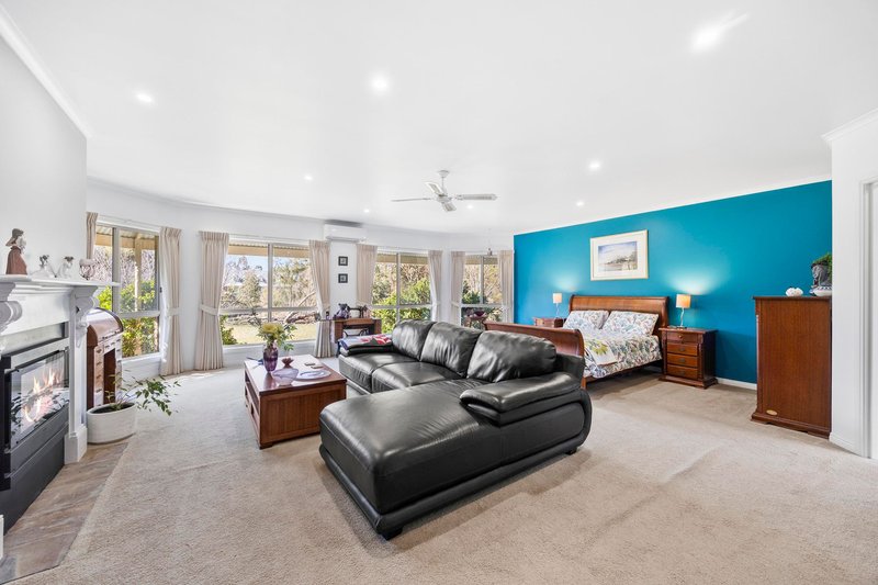 Photo - 43 Connor Court, Ballan VIC 3342 - Image 7