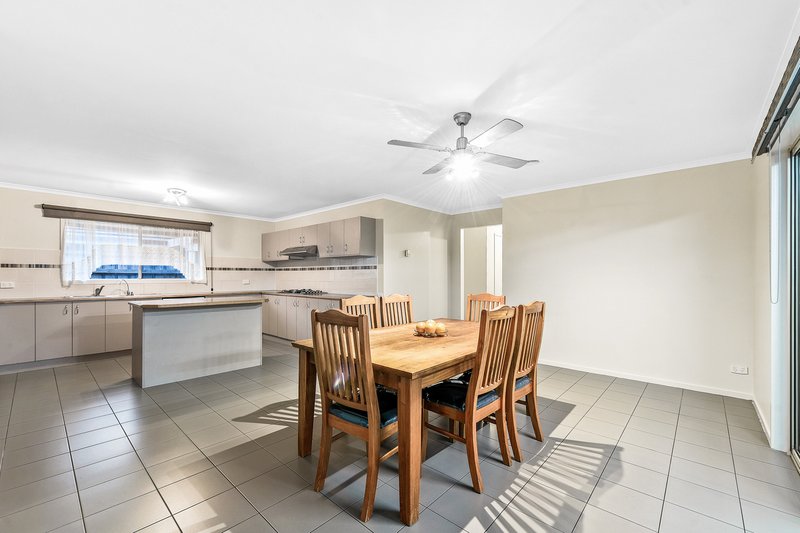 Photo - 43 Dunferline Crescent, Cranbourne VIC 3977 - Image 3