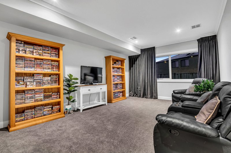 Photo - 43 Ellscott Boulevard, Mickleham VIC 3064 - Image 10