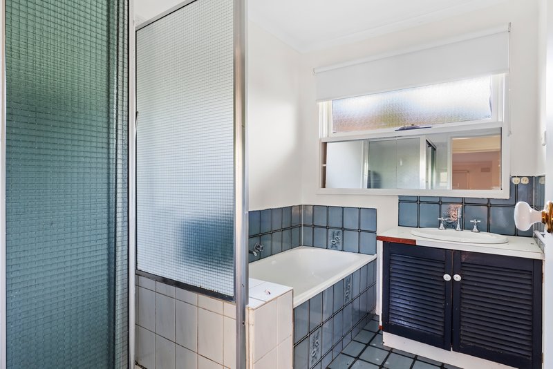 Photo - 43 First Avenue, Melton South VIC 3338 - Image 6