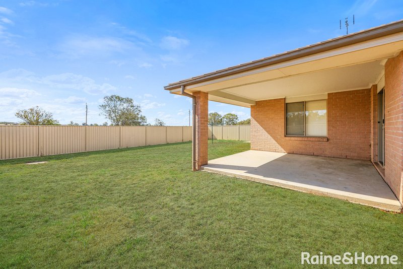 Photo - 43 Flemming Crescent, Tamworth NSW 2340 - Image 12