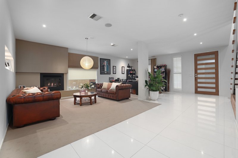 Photo - 43 Gardenia Way, Caroline Springs VIC 3023 - Image 10