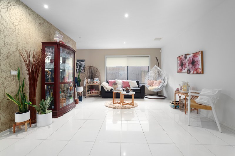 Photo - 43 Gardenia Way, Caroline Springs VIC 3023 - Image 11