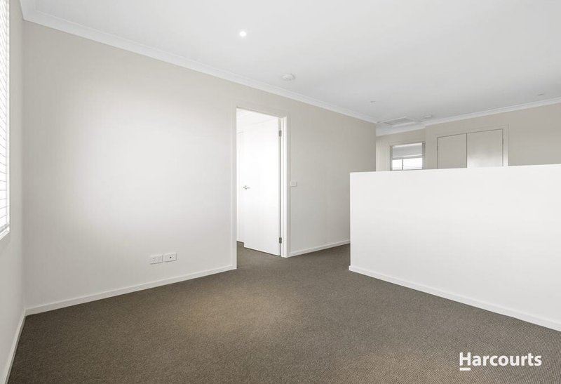 Photo - 43 Goldeneye Circuit, Werribee VIC 3030 - Image 4
