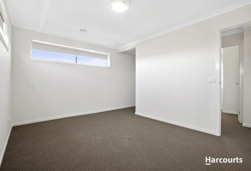 Photo - 43 Goldeneye Circuit, Werribee VIC 3030 - Image 7