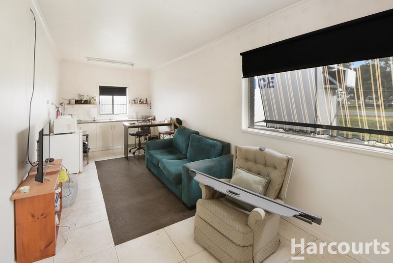 Photo - 43 Hamilton Road, Horsham VIC 3400 - Image 7