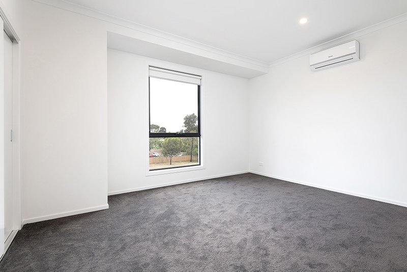 Photo - 43 Kavanagh Crescent, Keilor Downs VIC 3038 - Image 2