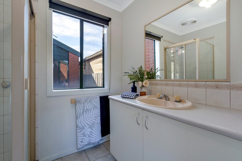 Photo - 43 Lincolne Crescent, Roxburgh Park VIC 3064 - Image 10