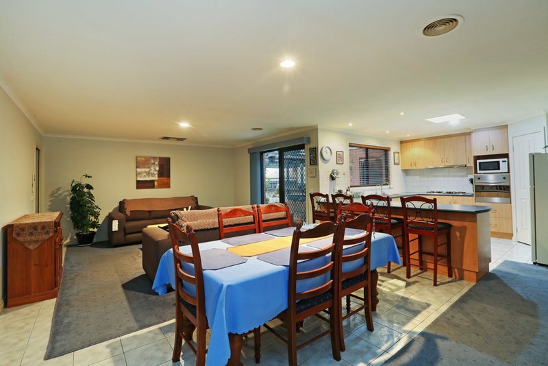 Photo - 43 Malinda Crescent, Bell Park VIC 3215 - Image 3