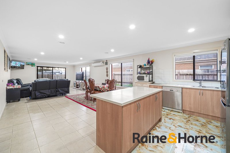 Photo - 43 Melissa Way, Pakenham VIC 3810 - Image 4