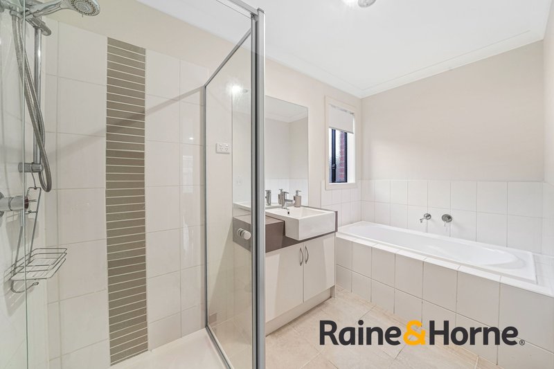 Photo - 43 Melissa Way, Pakenham VIC 3810 - Image 12