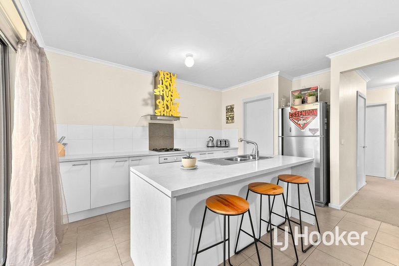 Photo - 43 Moore Mews, Pakenham VIC 3810 - Image 4