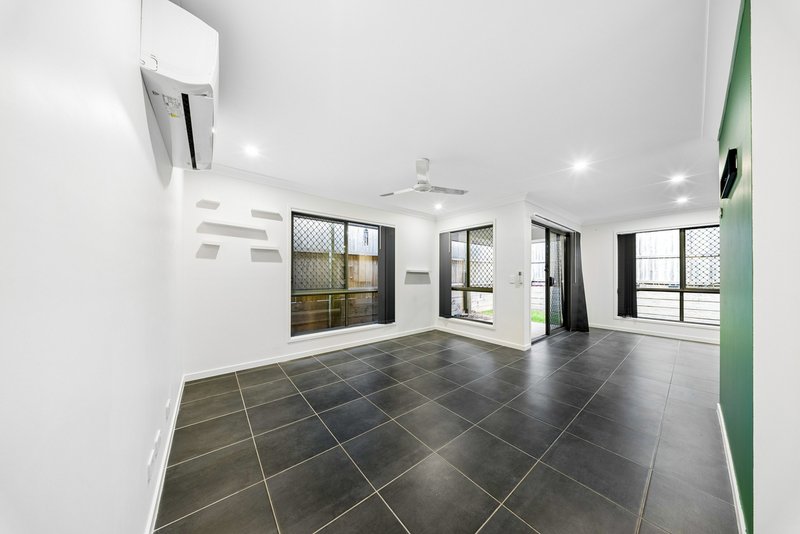 Photo - 43 Neumann Drive, Yarrabilba QLD 4207 - Image 4