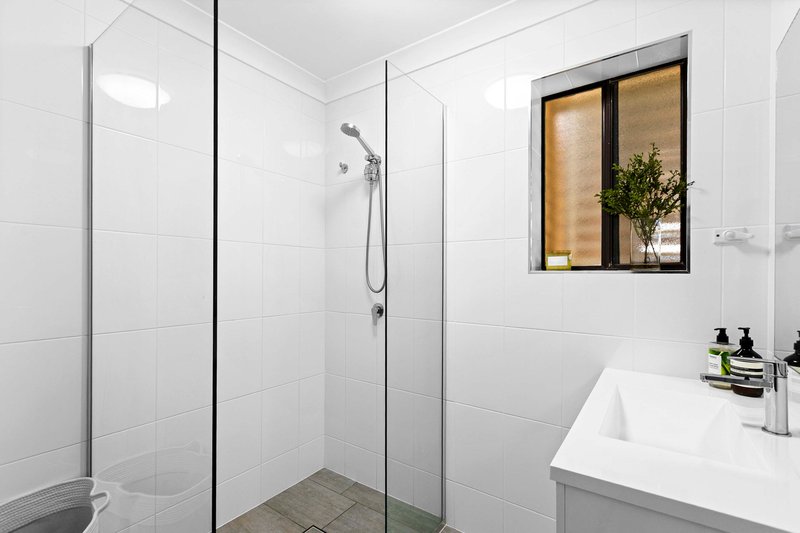 Photo - 4/3 New Street, Urangan QLD 4655 - Image 12