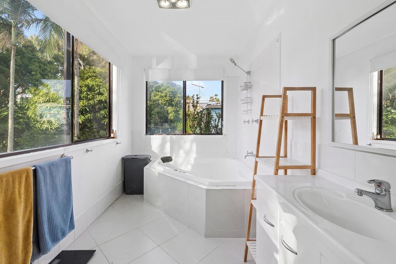 Photo - 43 Pandanus Street, Cooee Bay QLD 4703 - Image 4