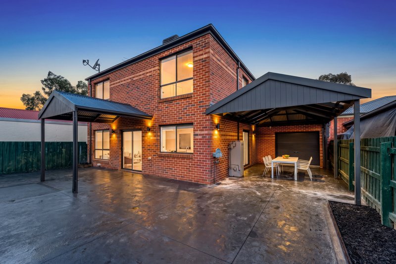 Photo - 43 Pinewood Crescent, Cairnlea VIC 3023 - Image 2