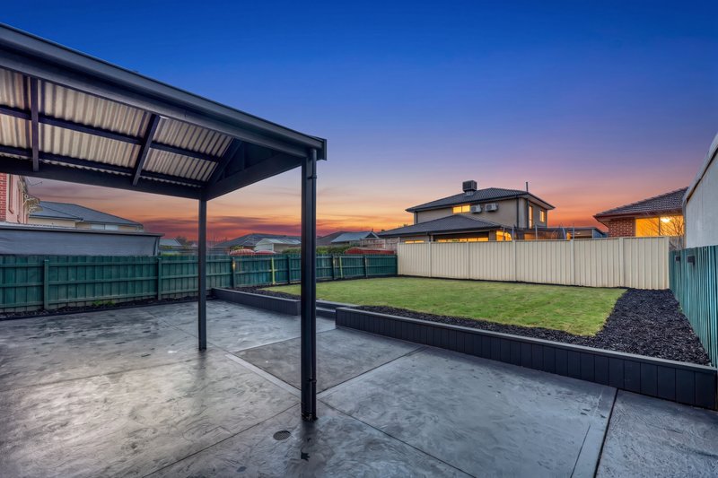 Photo - 43 Pinewood Crescent, Cairnlea VIC 3023 - Image 4
