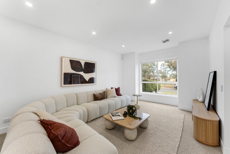 Photo - 43 Pinewood Crescent, Cairnlea VIC 3023 - Image 6